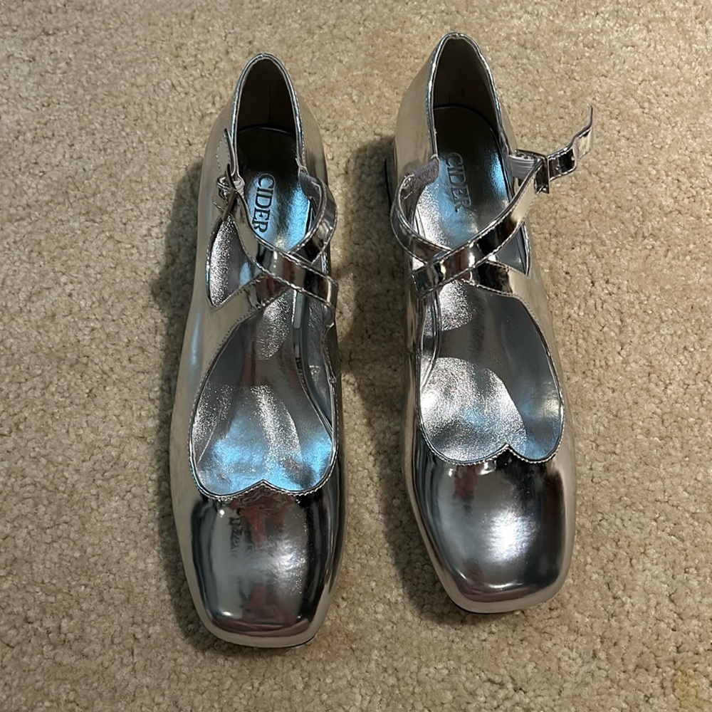 CIDER Metallic Heart-Shaped Cross Strap Mary Jane’s
